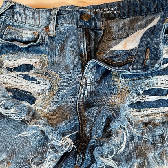 ☀️ EUC Mossimo Distressed High Rise Jean Shorts Size 2/26 - Picture 3 of 7